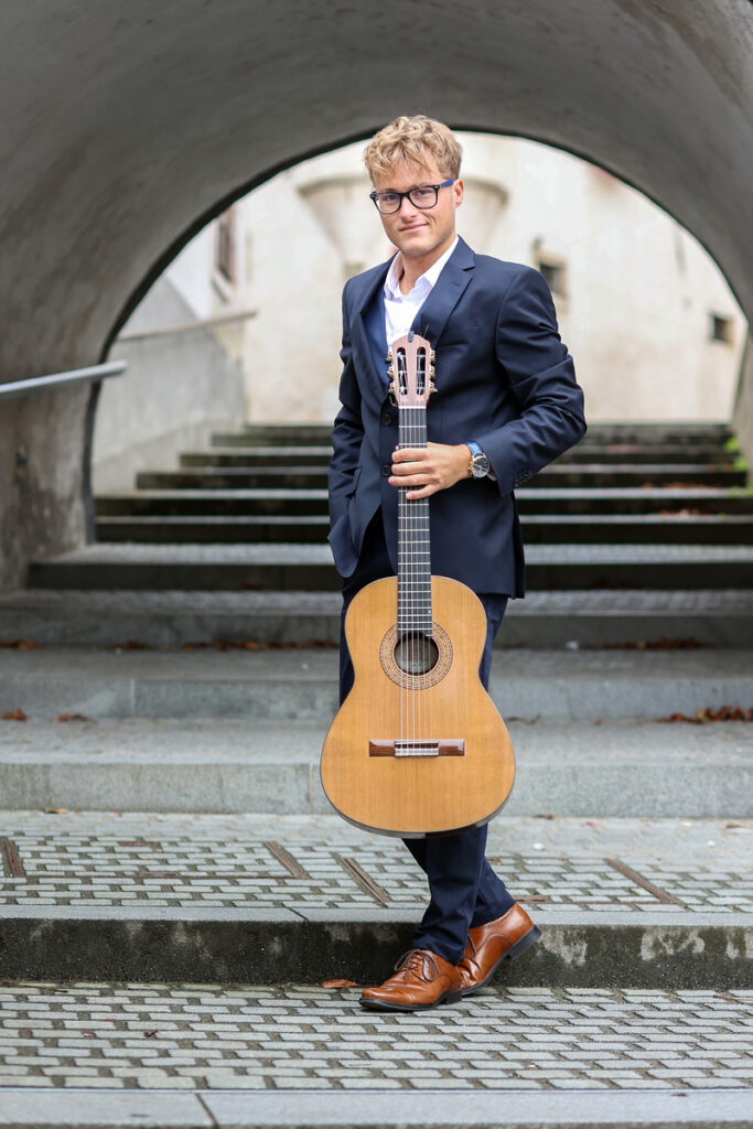 Leon ravnikar kitarist